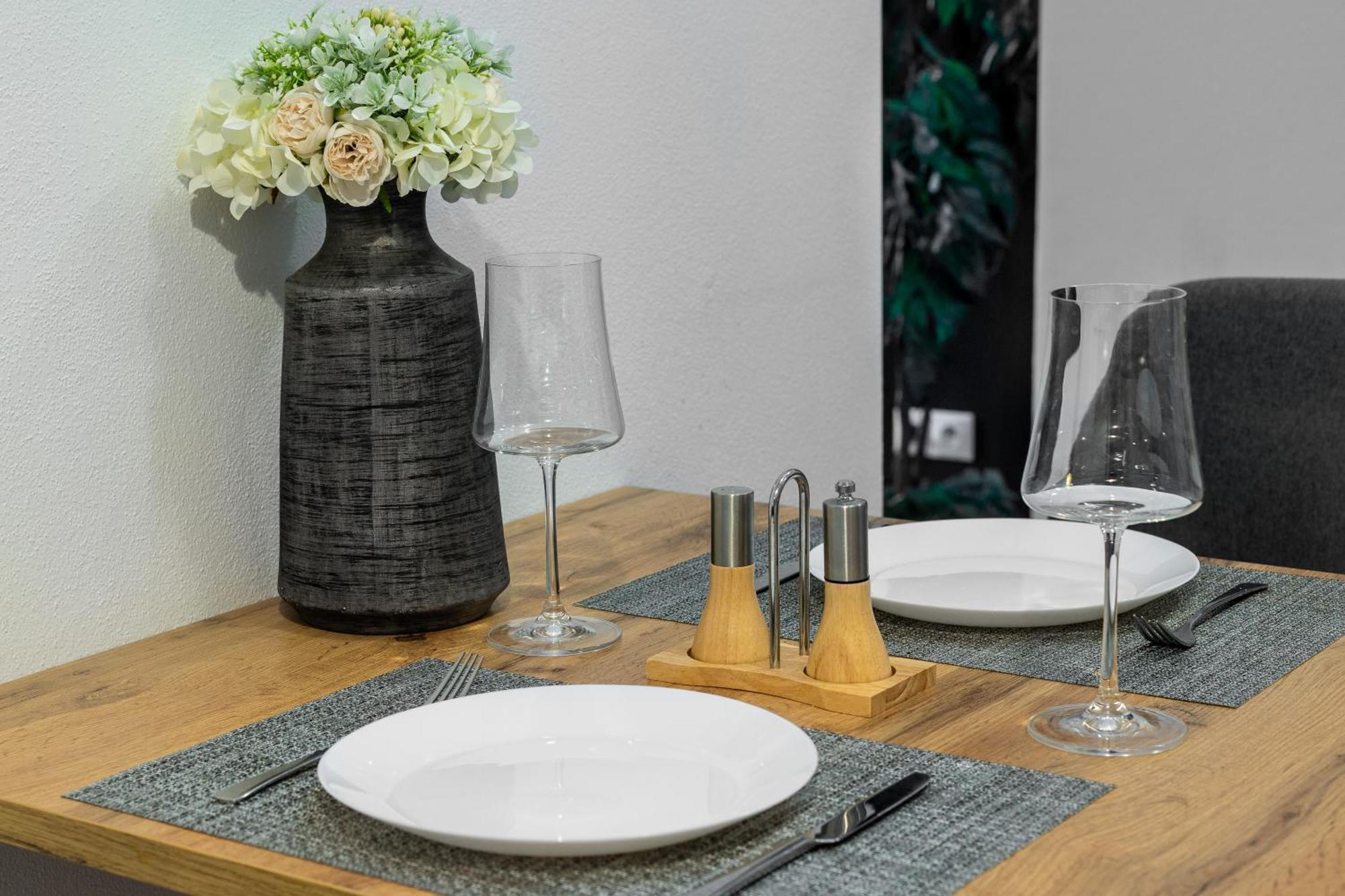 Skackava - Beautiful New Apartment In Direct Centrum, 24H Self Check-In Banska Bystrica Exterior photo